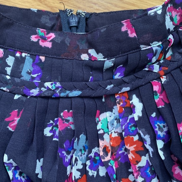 Flowy Flower Skirt with rope-like around the rim of the skirt and has a zipper - Picture 6 of 8